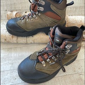 Boys hiking boots - Size 5 1/2
